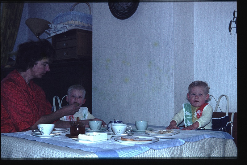 27.Delft okt 1964 Mama,Brigitte,Marion.JPG
